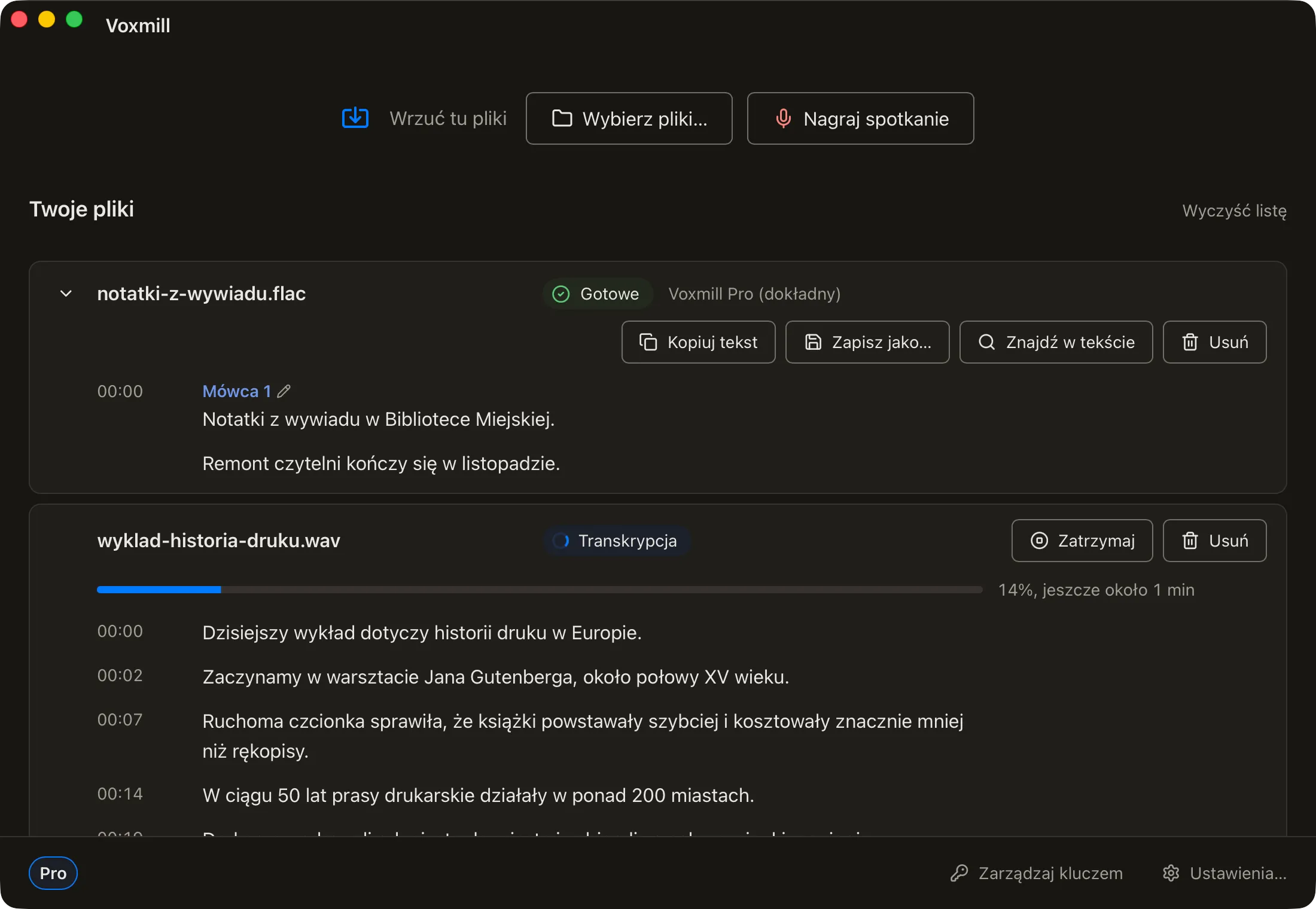 Okno Voxmill z listą dwóch plików: notatki z wywiadu gotowe i otwarte ze znacznikami czasu, pod nimi wykład w trakcie transkrypcji z kręcącym się kółkiem, procentem, paskiem postępu i pierwszymi zdaniami tekstu.